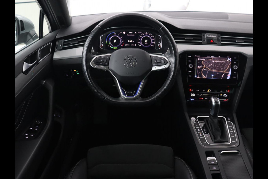 Volkswagen Passat 1.4 TSI PHEV GTE | Panoramadak | Stoelverwarming | Camera | Virtual Cockpit | Leder/Alcantara | Carplay | Matrix LED | Massage | Navigatie | Dodehoek detectie