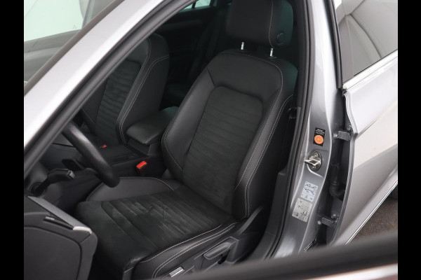 Volkswagen Passat 1.4 TSI PHEV GTE | Panoramadak | Stoelverwarming | Camera | Virtual Cockpit | Leder/Alcantara | Carplay | Matrix LED | Massage | Navigatie | Dodehoek detectie