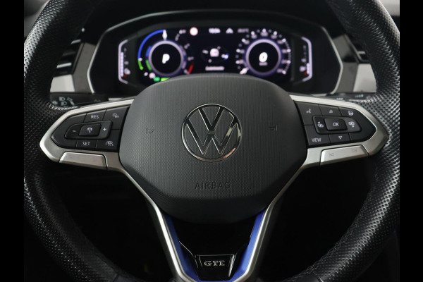 Volkswagen Passat 1.4 TSI PHEV GTE | Panoramadak | Stoelverwarming | Camera | Virtual Cockpit | Leder/Alcantara | Carplay | Matrix LED | Massage | Navigatie | Dodehoek detectie