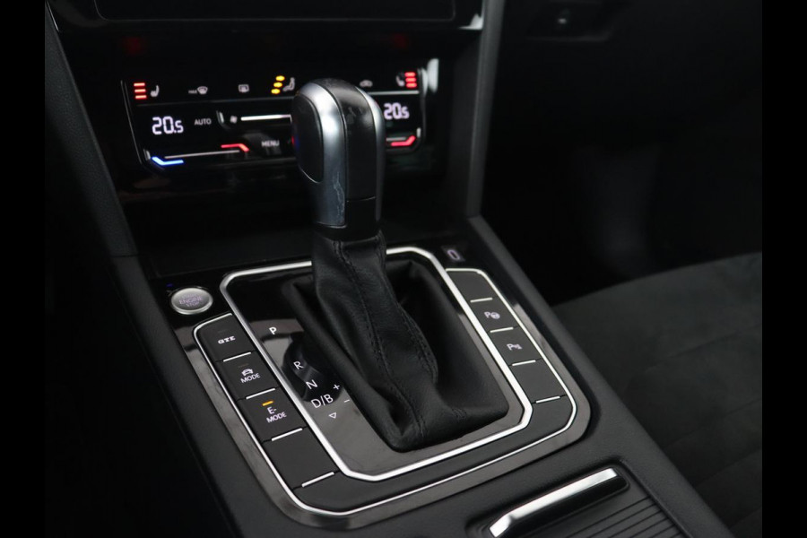 Volkswagen Passat 1.4 TSI PHEV GTE | Panoramadak | Stoelverwarming | Camera | Virtual Cockpit | Leder/Alcantara | Carplay | Matrix LED | Massage | Navigatie | Dodehoek detectie