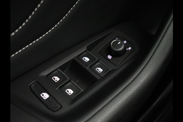 Volkswagen Passat 1.4 TSI PHEV GTE | Panoramadak | Stoelverwarming | Camera | Virtual Cockpit | Leder/Alcantara | Carplay | Matrix LED | Massage | Navigatie | Dodehoek detectie