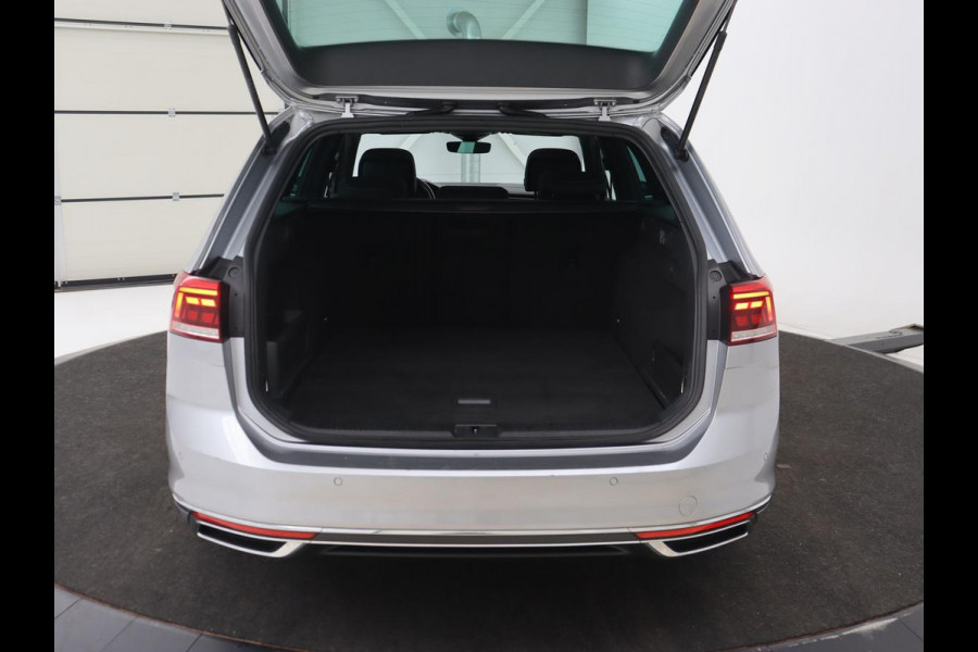 Volkswagen Passat 1.4 TSI PHEV GTE | Panoramadak | Stoelverwarming | Camera | Virtual Cockpit | Leder/Alcantara | Carplay | Matrix LED | Massage | Navigatie | Dodehoek detectie