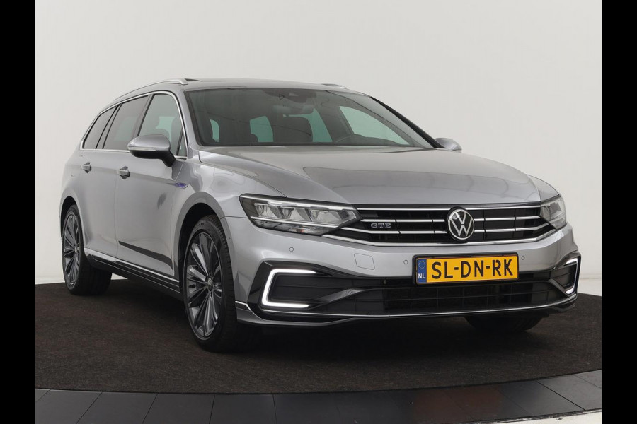 Volkswagen Passat 1.4 TSI PHEV GTE | Panoramadak | Stoelverwarming | Camera | Virtual Cockpit | Leder/Alcantara | Carplay | Matrix LED | Massage | Navigatie | Dodehoek detectie