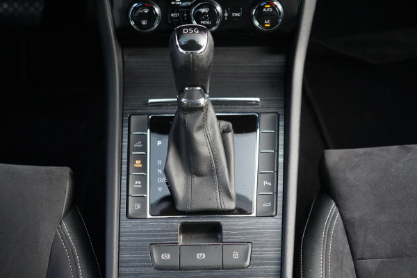 Škoda Superb Combi 1.4 TSI iV Business Edition / 125dkm NAP / Camera / LED / Trekhaak / ACC / Side Assist