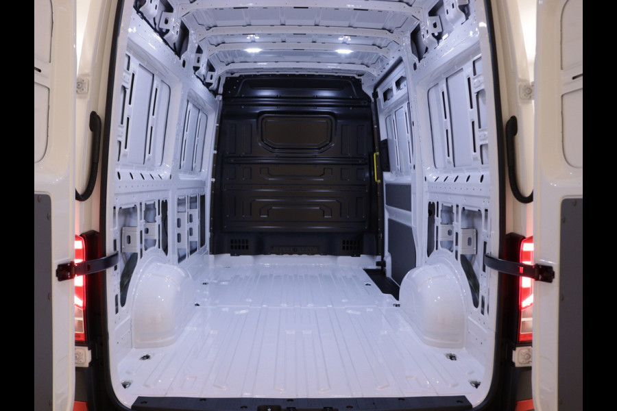 Volkswagen Crafter 2.0 TDI 103kW 140PK GVW 3.5T L3H3 WB 3640mm Highline AUT BPM vrij! Operational Lease vanaf € 990,-