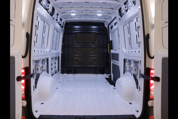 Volkswagen Crafter 2.0 TDI 103kW 140PK GVW 3.5T L3H3 WB 3640mm Highline AUT BPM vrij! Operational Lease vanaf € 990,-