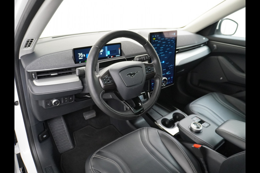 Ford Mustang Mach-E Extended RWD 98kWh 301pk Leer Trekhaak Pano-Dak Adaptive Cruise Lane Centring/change Assist Stop&Go Apple Carplay Android Elektr.verst.Stoelen+Verwarmd Dual-ECC Fully Active Park Assist Elektr.Achterklep BLISS Driver Alert Warning Keyless Origineel Nederlandse Auto € 63.000- nieuw, Batterijgarantie 8 jaar of 160.000km vanaf nieuw