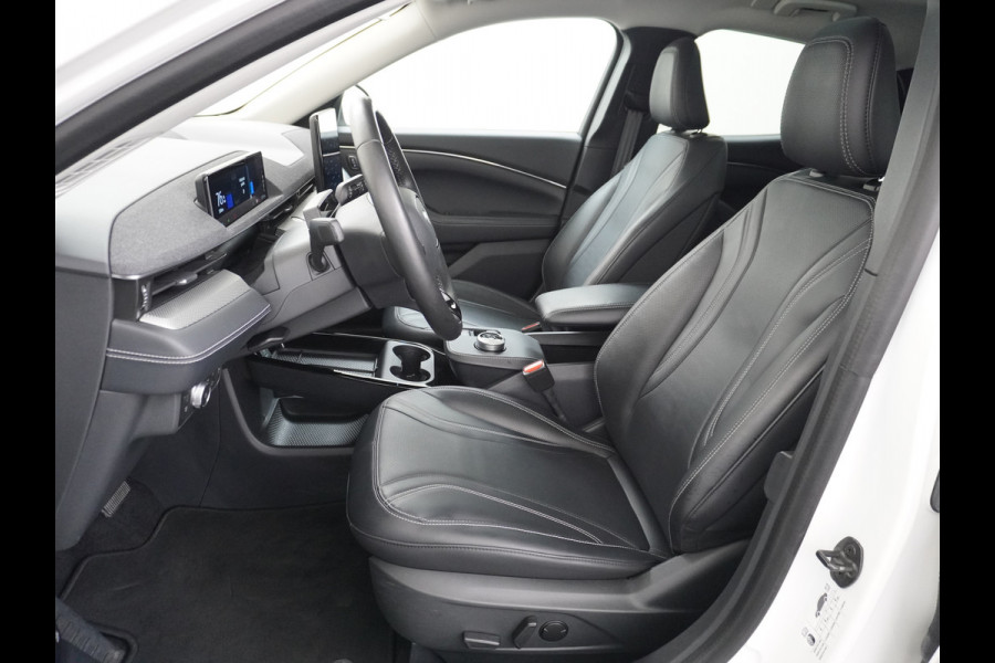 Ford Mustang Mach-E Extended RWD 98kWh 301pk Leer Trekhaak Pano-Dak Adaptive Cruise Lane Centring/change Assist Stop&Go Apple Carplay Android Elektr.verst.Stoelen+Verwarmd Dual-ECC Fully Active Park Assist Elektr.Achterklep BLISS Driver Alert Warning Keyless Origineel Nederlandse Auto € 63.000- nieuw, Batterijgarantie 8 jaar of 160.000km vanaf nieuw