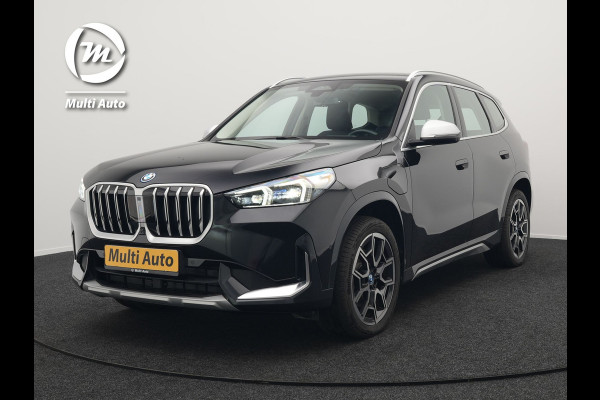 BMW X1 xDrive25e xLine Plug In Hybrid 221pk Dealer O.H PHEV | Trekhaak Af Fabriek | Head Up | 360 Camera | Adaptive Cruise | Harman Kardon | Lederen Sportstoelen Memory & Verwarmd | Navigatie | Apple Carplay | Virtual | Verwamd Stuur | DAB |