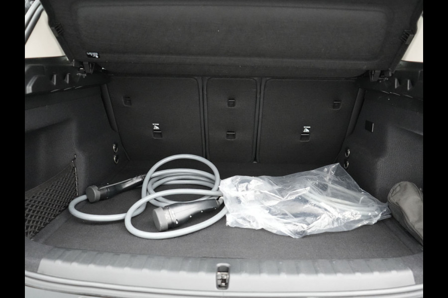 BMW X1 xDrive25e xLine Plug In Hybrid 221pk Dealer O.H PHEV | Trekhaak Af Fabriek | Head Up | 360 Camera | Adaptive Cruise | Harman Kardon | Lederen Sportstoelen Memory & Verwarmd | Navigatie | Apple Carplay | Virtual | Verwamd Stuur | DAB |
