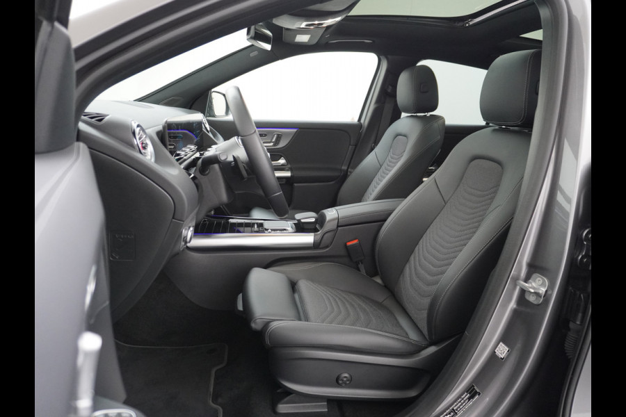 Mercedes-Benz EQA 250+AUT 71kWh Pano-Dak 360°Camera Warmtepomp Elektr-Stoelen+Geheugen+Verwarmd Trekhaak Navi Mercedes & Me Apps Apple Carplay And 18" Dodehoek-assistent MBUX-infotainmentsysteem+ spraakbediening Dual-Ecc  Advance Multi-Media WiFi-vb.Licht+RegenSensor Int.Noodoproep Progressive SpoorAssist BordHerkenning Voetganger-Besch Zitcomfortpakket Alu-Dakrails Aut.Gr/Licht Actieve Rem+spoorassistent Garantie Accu tot 15-9-2031/160.000km Origineel Nederlandse Auto Nieuwprijs €56.870,-