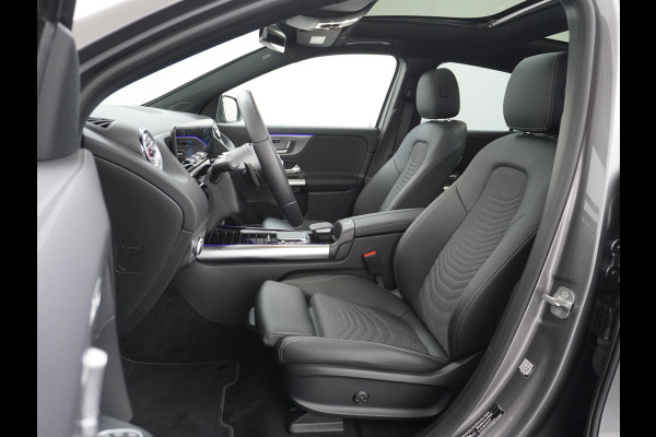 Mercedes-Benz EQA 250+AUT 71kWh Pano-Dak 360°Camera Warmtepomp Elektr-Stoelen+Geheugen+Verwarmd Trekhaak Navi Mercedes & Me Apps Apple Carplay And 18" Dodehoek-assistent MBUX-infotainmentsysteem+ spraakbediening Dual-Ecc  Advance Multi-Media WiFi-vb.Licht+RegenSensor Int.Noodoproep Progressive SpoorAssist BordHerkenning Voetganger-Besch Zitcomfortpakket Alu-Dakrails Aut.Gr/Licht Actieve Rem+spoorassistent Garantie Accu tot 15-9-2031/160.000km Origineel Nederlandse Auto Nieuwprijs €56.870,-