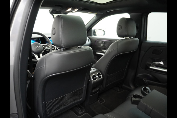 Mercedes-Benz EQA 250+AUT 71kWh Pano-Dak 360°Camera Warmtepomp Elektr-Stoelen+Geheugen+Verwarmd Trekhaak Navi Mercedes & Me Apps Apple Carplay And 18" Dodehoek-assistent MBUX-infotainmentsysteem+ spraakbediening Dual-Ecc  Advance Multi-Media WiFi-vb.Licht+RegenSensor Int.Noodoproep Progressive SpoorAssist BordHerkenning Voetganger-Besch Zitcomfortpakket Alu-Dakrails Aut.Gr/Licht Actieve Rem+spoorassistent Garantie Accu tot 15-9-2031/160.000km Origineel Nederlandse Auto Nieuwprijs €56.870,-