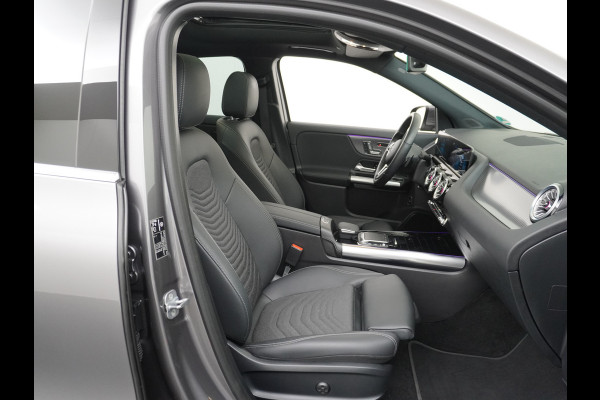 Mercedes-Benz EQA 250+AUT 71kWh Pano-Dak 360°Camera Warmtepomp Elektr-Stoelen+Geheugen+Verwarmd Trekhaak Navi Mercedes & Me Apps Apple Carplay And 18" Dodehoek-assistent MBUX-infotainmentsysteem+ spraakbediening Dual-Ecc  Advance Multi-Media WiFi-vb.Licht+RegenSensor Int.Noodoproep Progressive SpoorAssist BordHerkenning Voetganger-Besch Zitcomfortpakket Alu-Dakrails Aut.Gr/Licht Actieve Rem+spoorassistent Garantie Accu tot 15-9-2031/160.000km Origineel Nederlandse Auto Nieuwprijs €56.870,-