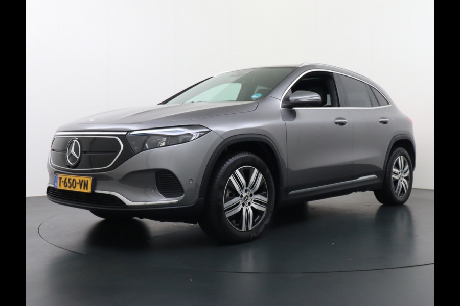 Mercedes-Benz EQA 250+AUT 71kWh Pano-Dak 360°Camera Warmtepomp Elektr-Stoelen+Geheugen+Verwarmd Trekhaak Navi Mercedes & Me Apps Apple Carplay And 18" Dodehoek-assistent MBUX-infotainmentsysteem+ spraakbediening Dual-Ecc  Advance Multi-Media WiFi-vb.Licht+RegenSensor Int.Noodoproep Progressive SpoorAssist BordHerkenning Voetganger-Besch Zitcomfortpakket Alu-Dakrails Aut.Gr/Licht Actieve Rem+spoorassistent Garantie Accu tot 15-9-2031/160.000km Origineel Nederlandse Auto Nieuwprijs €56.870,-