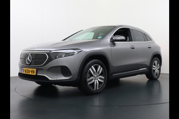 Mercedes-Benz EQA 250+AUT 71kWh Pano-Dak 360°Camera Warmtepomp Elektr-Stoelen+Geheugen+Verwarmd Trekhaak Navi Mercedes & Me Apps Apple Carplay And 18" Dodehoek-assistent MBUX-infotainmentsysteem+ spraakbediening Dual-Ecc  Advance Multi-Media WiFi-vb.Licht+RegenSensor Int.Noodoproep Progressive SpoorAssist BordHerkenning Voetganger-Besch Zitcomfortpakket Alu-Dakrails Aut.Gr/Licht Actieve Rem+spoorassistent Garantie Accu tot 15-9-2031/160.000km Origineel Nederlandse Auto Nieuwprijs €56.870,-