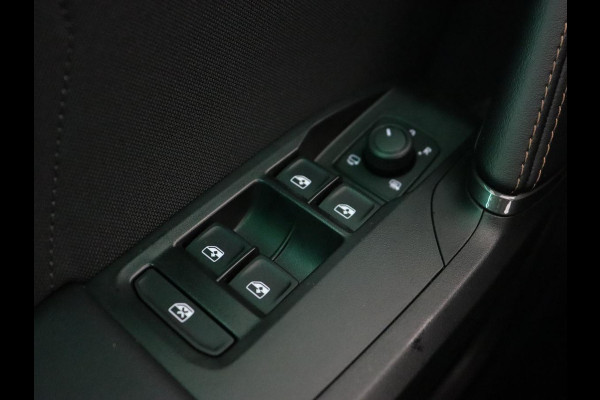 CUPRA Leon 1.5 TSI e-Hybrid | Stoel & stuurverwarming | Camera | Adaptive cruise | Carplay | Sportstoelen | Park Assist | Sfeerverlichting | Keyless | PHEV