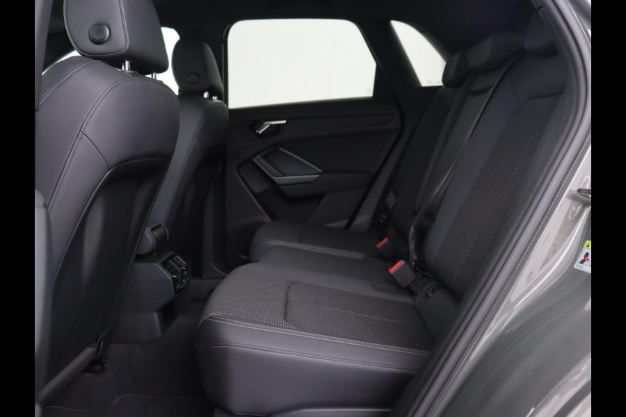 Audi Q3 35 TFSI S Line Pro Line S | Panoramadak | Stoelverwarming | Adaptive cruise | Carplay | Trekhaak | Keyless | Virual Cockpit | Half leder | DAB | Full LED