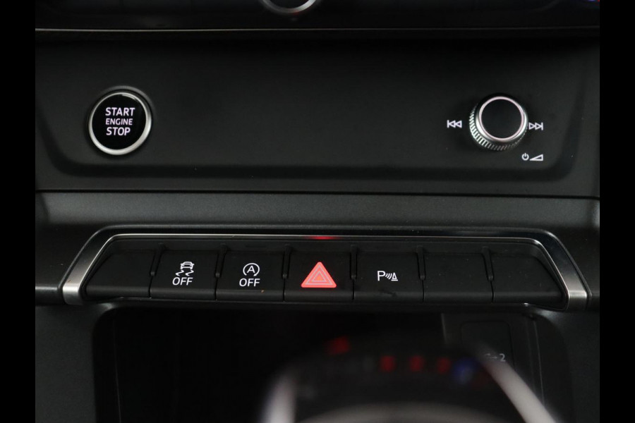 Audi Q3 35 TFSI S Line Pro Line S | Panoramadak | Stoelverwarming | Adaptive cruise | Carplay | Trekhaak | Keyless | Virual Cockpit | Half leder | DAB | Full LED