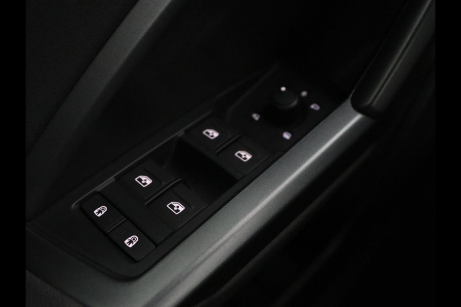 Audi Q3 35 TFSI S Line Pro Line S | Panoramadak | Stoelverwarming | Adaptive cruise | Carplay | Trekhaak | Keyless | Virual Cockpit | Half leder | DAB | Full LED