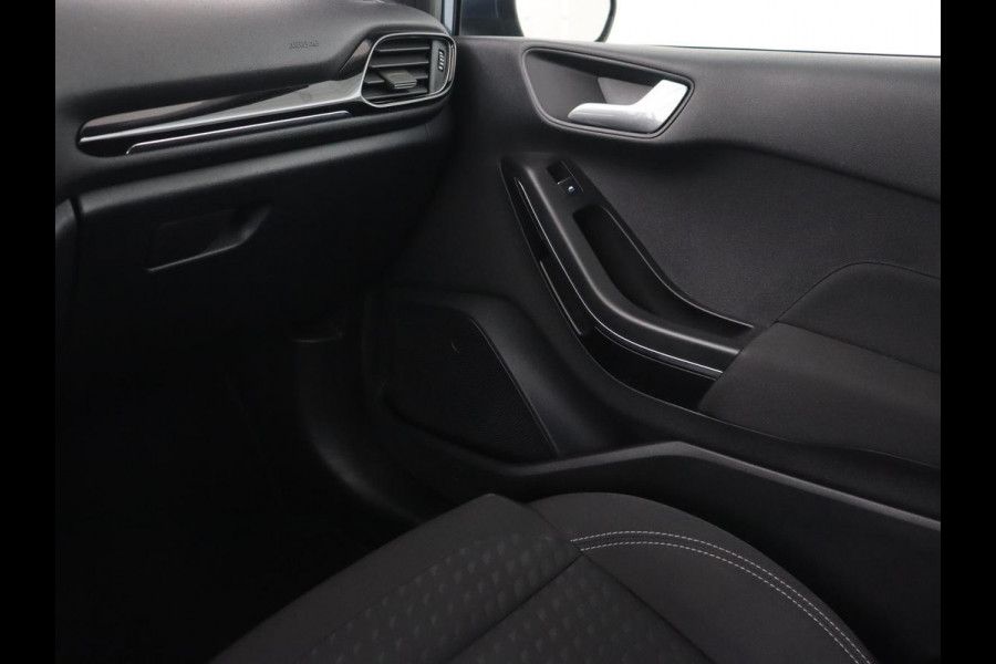 Ford Fiesta 1.0 EcoBoost Titanium | Stoel & stuurverwarming | Trekhaak | Carplay | Climate control | Cruise control | Verwarmde voorruit | Parkeerhulp