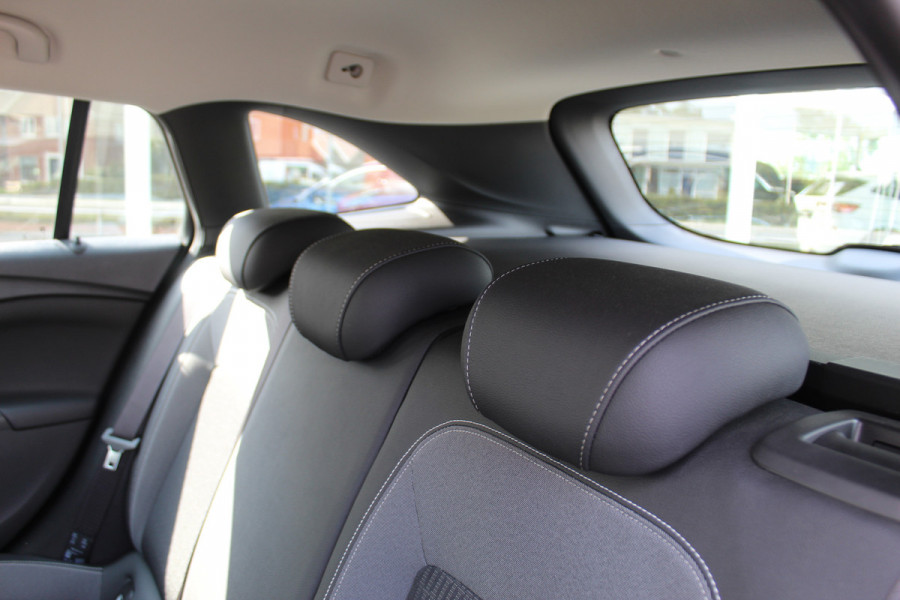 Opel Astra Sports Tourer 1.2 110pk Elegance Climate control , Camera , Cruise control , Stoel en stuur verwarming Bluetooth , LED dagrijverlichting ,