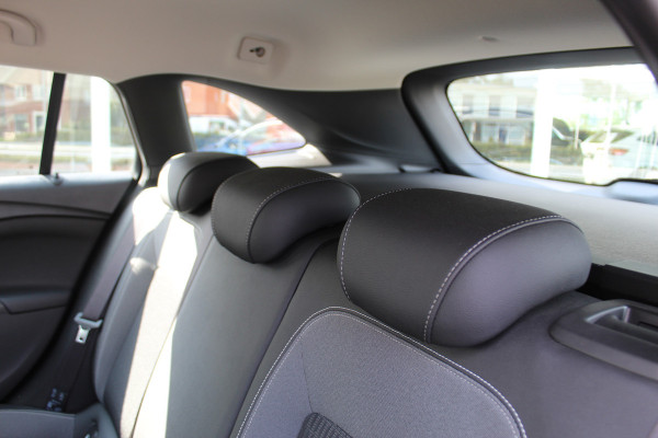 Opel Astra Sports Tourer 1.2 110pk Elegance Climate control , Camera , Cruise control , Stoel en stuur verwarming Bluetooth , LED dagrijverlichting ,