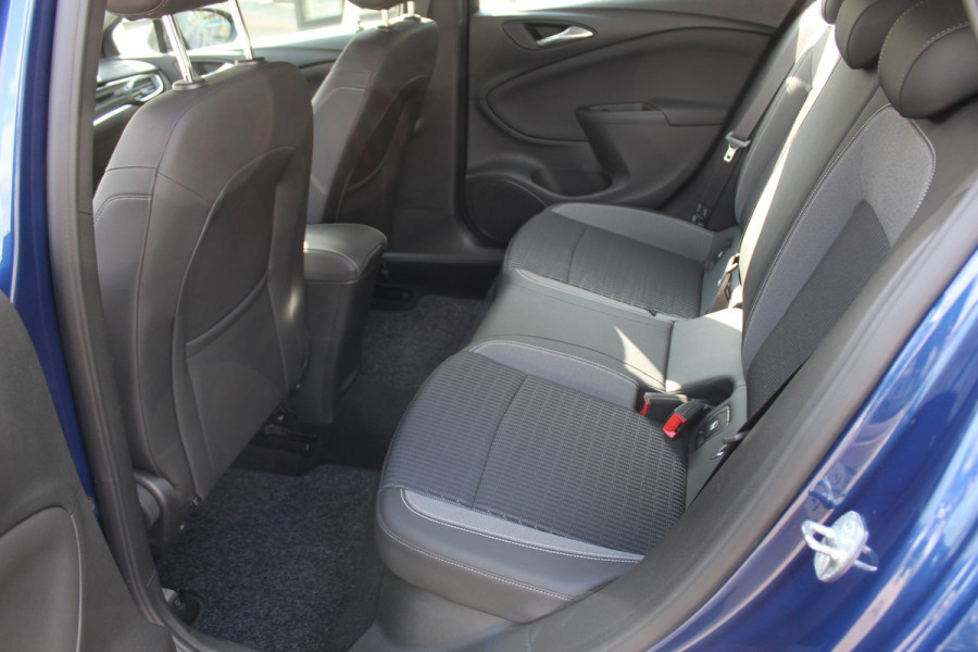 Opel Astra Sports Tourer 1.2 110pk Elegance Climate control , Camera , Cruise control , Stoel en stuur verwarming Bluetooth , LED dagrijverlichting ,