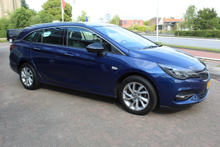 Opel Astra Sports Tourer 1.2 110pk Elegance Climate control , Camera , Cruise control , Stoel en stuur verwarming Bluetooth , LED dagrijverlichting ,