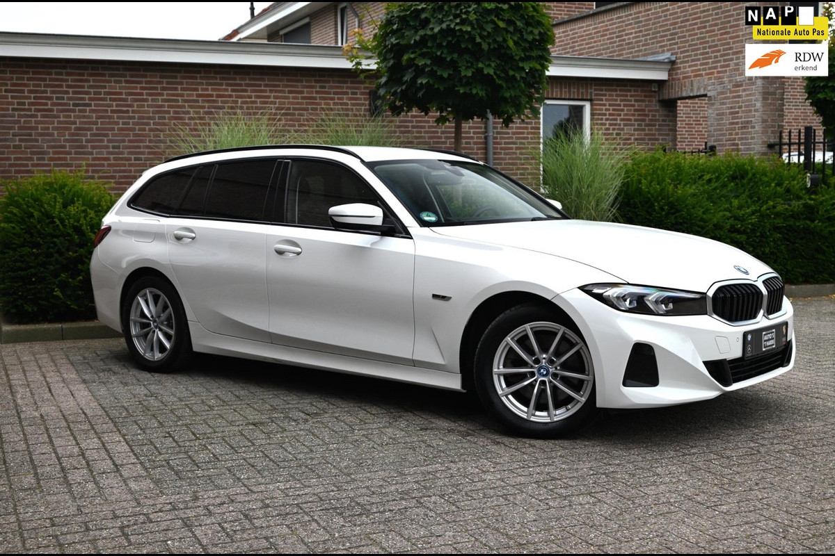 BMW 3 Serie Touring 320e MY 2023 204 PK 1e Eig Dealer o.h Carplay LED Head-Up 17''