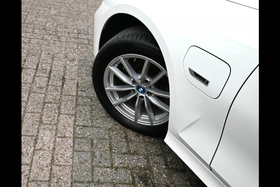 BMW 3 Serie Touring 320e MY 2023 204 PK 1e Eig Dealer o.h Carplay LED Head-Up 17''