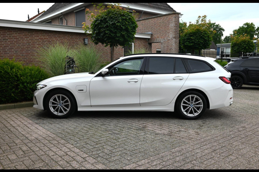 BMW 3 Serie Touring 320e MY 2023 204 PK 1e Eig Dealer o.h Carplay LED Head-Up 17''