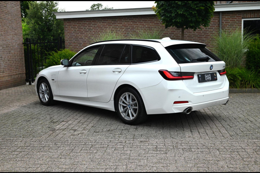 BMW 3 Serie Touring 320e MY 2023 204 PK 1e Eig Dealer o.h Carplay LED Head-Up 17''