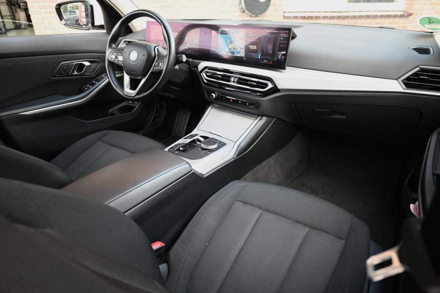 BMW 3 Serie Touring 320e MY 2023 204 PK 1e Eig Dealer o.h Carplay LED Head-Up 17''