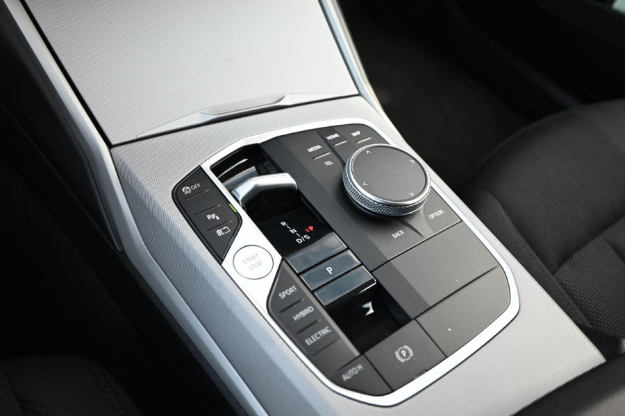 BMW 3 Serie Touring 320e MY 2023 204 PK 1e Eig Dealer o.h Carplay LED Head-Up 17''