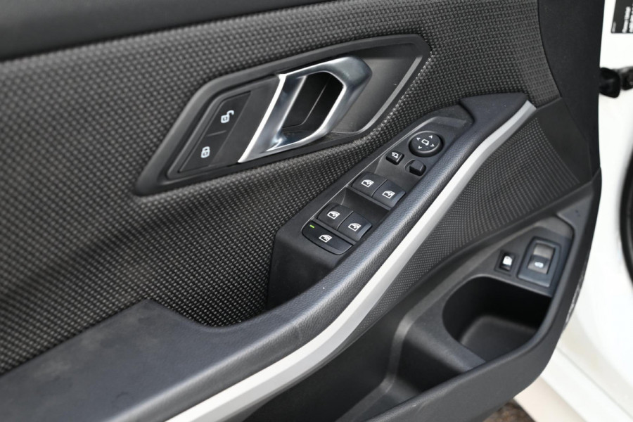 BMW 3 Serie Touring 320e MY 2023 204 PK 1e Eig Dealer o.h Carplay LED Head-Up 17''