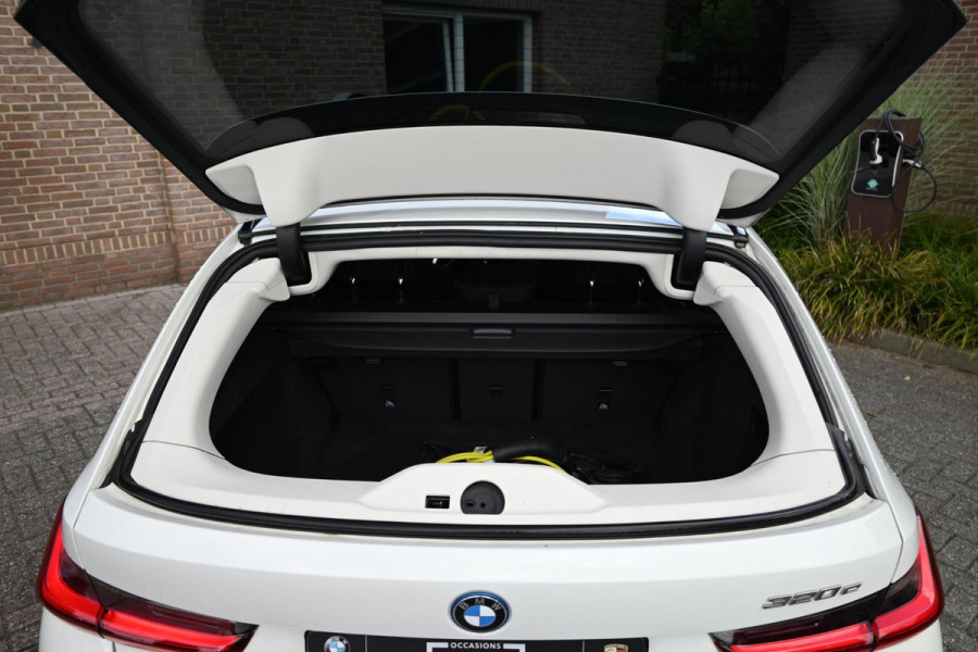 BMW 3 Serie Touring 320e MY 2023 204 PK 1e Eig Dealer o.h Carplay LED Head-Up 17''