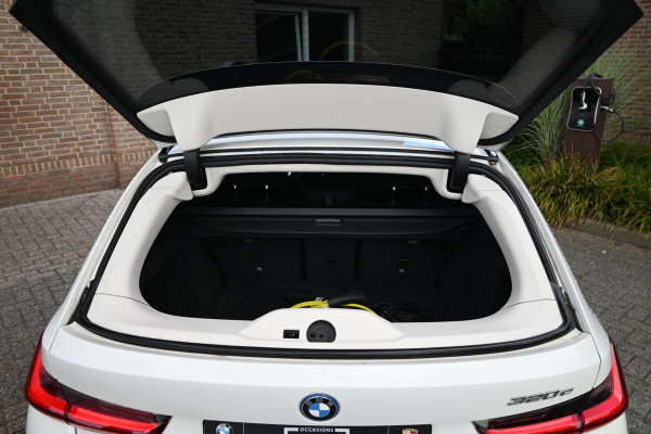 BMW 3 Serie Touring 320e MY 2023 204 PK 1e Eig Dealer o.h Carplay LED Head-Up 17''