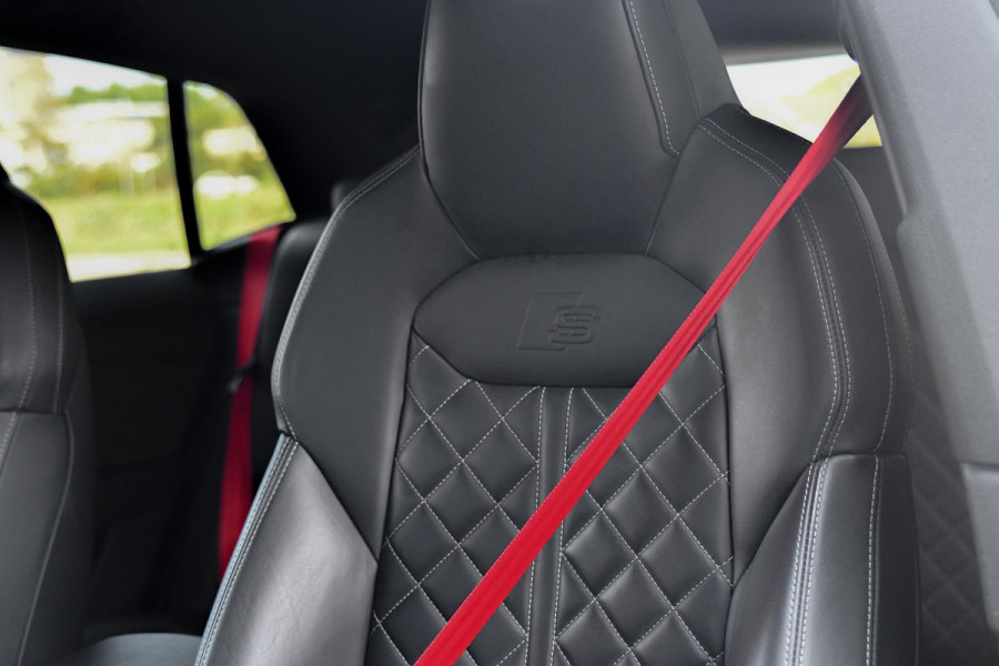 Audi Q8 55 TFSI e quattro 3x S-Line. RS stoelen, Softcl, Luchtv, B&O, Trekh, Matrix, Sfeer, 23'', Camera, CarPlay!