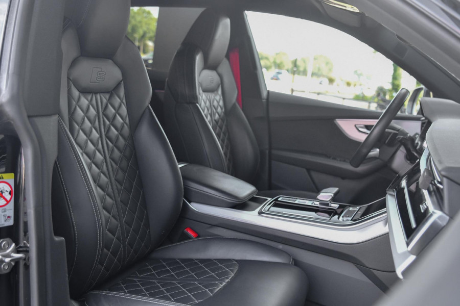 Audi Q8 55 TFSI e quattro 3x S-Line. RS stoelen, Softcl, Luchtv, B&O, Trekh, Matrix, Sfeer, 23'', Camera, CarPlay!