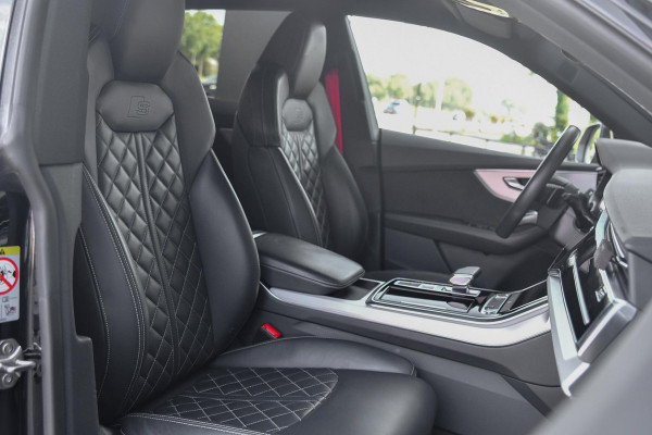 Audi Q8 55 TFSI e quattro 3x S-Line. RS stoelen, Softcl, Luchtv, B&O, Trekh, Matrix, Sfeer, 23'', Camera, CarPlay!