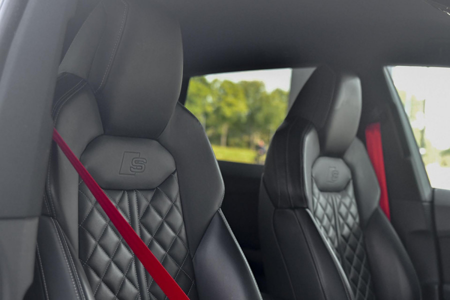 Audi Q8 55 TFSI e quattro 3x S-Line. RS stoelen, Softcl, Luchtv, B&O, Trekh, Matrix, Sfeer, 23'', Camera, CarPlay!