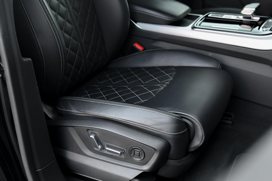Audi Q8 55 TFSI e quattro 3x S-Line. RS stoelen, Softcl, Luchtv, B&O, Trekh, Matrix, Sfeer, 23'', Camera, CarPlay!