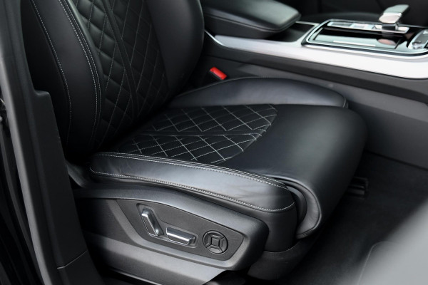 Audi Q8 55 TFSI e quattro 3x S-Line. RS stoelen, Softcl, Luchtv, B&O, Trekh, Matrix, Sfeer, 23'', Camera, CarPlay!