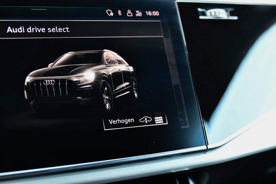 Audi Q8 55 TFSI e quattro 3x S-Line. RS stoelen, Softcl, Luchtv, B&O, Trekh, Matrix, Sfeer, 23'', Camera, CarPlay!