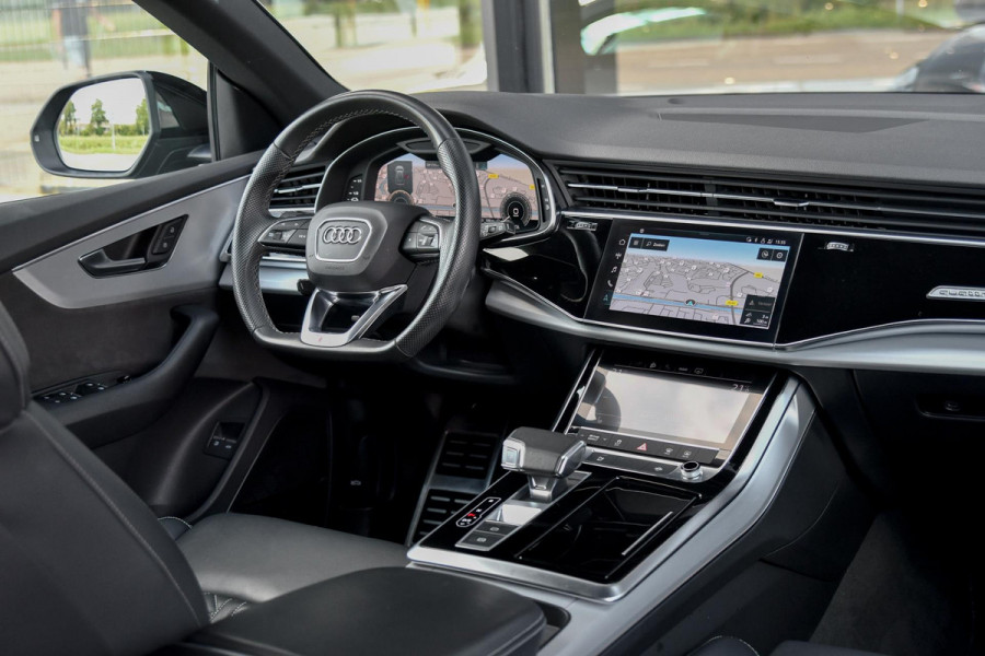 Audi Q8 55 TFSI e quattro 3x S-Line. RS stoelen, Softcl, Luchtv, B&O, Trekh, Matrix, Sfeer, 23'', Camera, CarPlay!