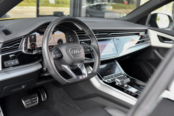 Audi Q8 55 TFSI e quattro 3x S-Line. RS stoelen, Softcl, Luchtv, B&O, Trekh, Matrix, Sfeer, 23'', Camera, CarPlay!