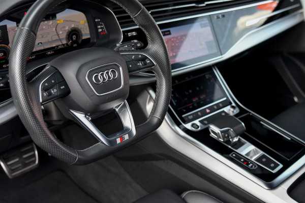 Audi Q8 55 TFSI e quattro 3x S-Line. RS stoelen, Softcl, Luchtv, B&O, Trekh, Matrix, Sfeer, 23'', Camera, CarPlay!