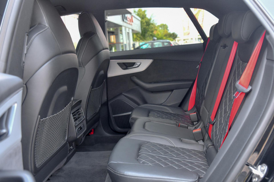 Audi Q8 55 TFSI e quattro 3x S-Line. RS stoelen, Softcl, Luchtv, B&O, Trekh, Matrix, Sfeer, 23'', Camera, CarPlay!
