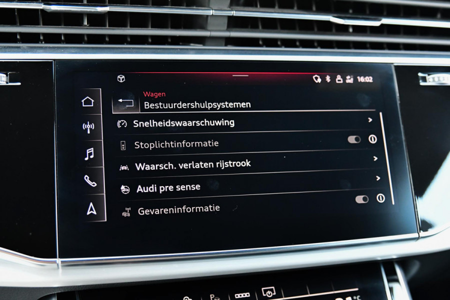 Audi Q8 55 TFSI e quattro 3x S-Line. RS stoelen, Softcl, Luchtv, B&O, Trekh, Matrix, Sfeer, 23'', Camera, CarPlay!